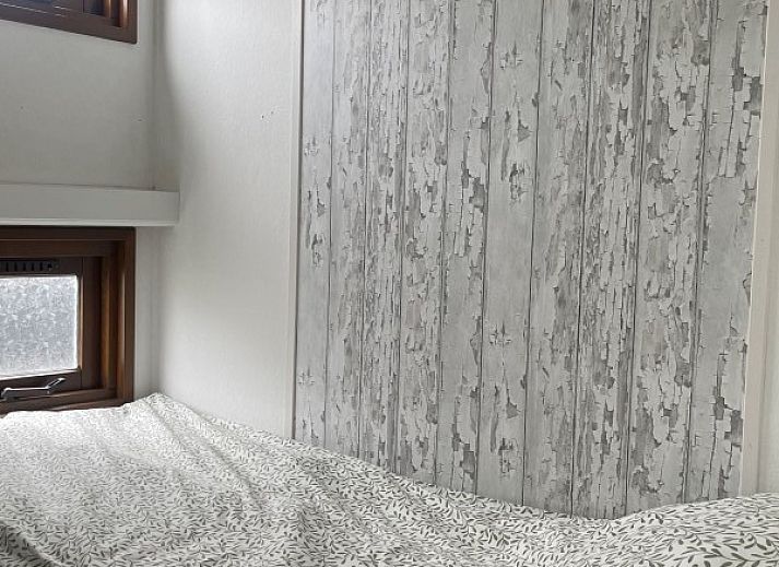 Spacious terrace at Klaver Vier chalet in Formerum, Terschelling, ideal for outdoor dining and enjoying the fresh air.