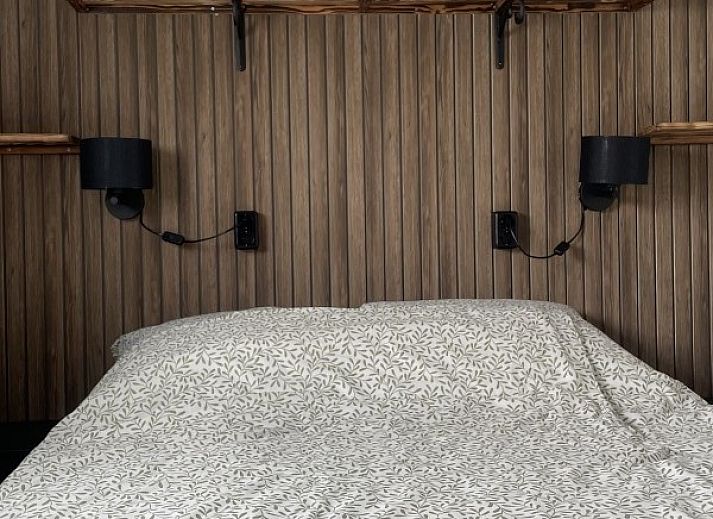 Spacious terrace at Klaver Vier chalet in Formerum, Terschelling, ideal for outdoor dining and enjoying the fresh air.