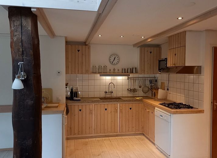 Heestervin vakantiehuis in Hee, Terschelling met zonnig terras en bloeiende tuin