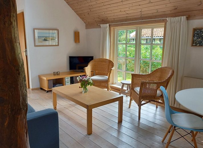 Heestervin vakantiehuis in Hee, Terschelling met zonnig terras en bloeiende tuin