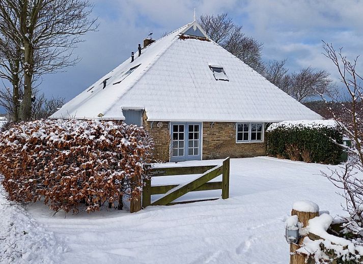 Ruime woonkamer in Heestervin vakantiehuis, Hee, Terschelling met houten interieur