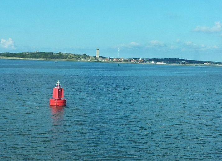 Ruime woonkamer in Heestervin vakantiehuis, Hee, Terschelling met houten interieur