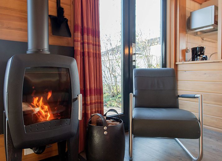 Gemuetliches Wohnzimmer mit Kaminofen im finnischen Bungalow Woodburner, Hee, Terschelling.