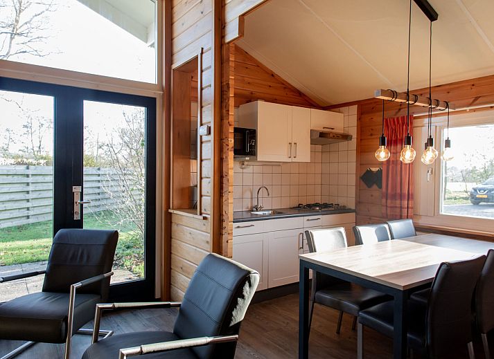 Gemuetliches Wohnzimmer mit Kaminofen im finnischen Bungalow Woodburner, Hee, Terschelling.