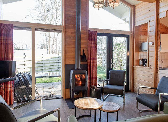 Gemuetliche Sitzecke mit Holzofen im finnischen Bungalow Holzofen, Wattenmeer.