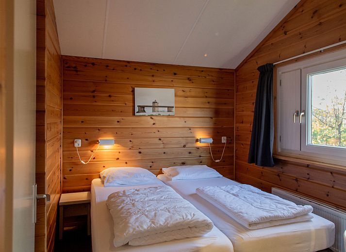 Gemuetliche Sitzecke mit Holzofen im finnischen Bungalow Holzofen, Wattenmeer.