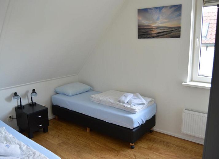 Moderne keuken in Wijnberg Appartementen, Hollum, Ameland met eettafel en apparatuur.