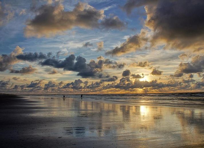Comfortabele slaapkamer in Wijnberg Appartementen, Hollum, Ameland met twee bedden.