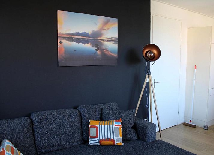 Comfortabele slaapkamer in Wijnberg Appartementen, Hollum, Ameland met twee bedden.