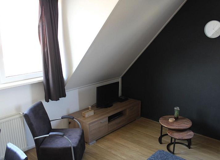 Comfortabele slaapkamer in Wijnberg Appartementen, Hollum, Ameland met twee bedden.