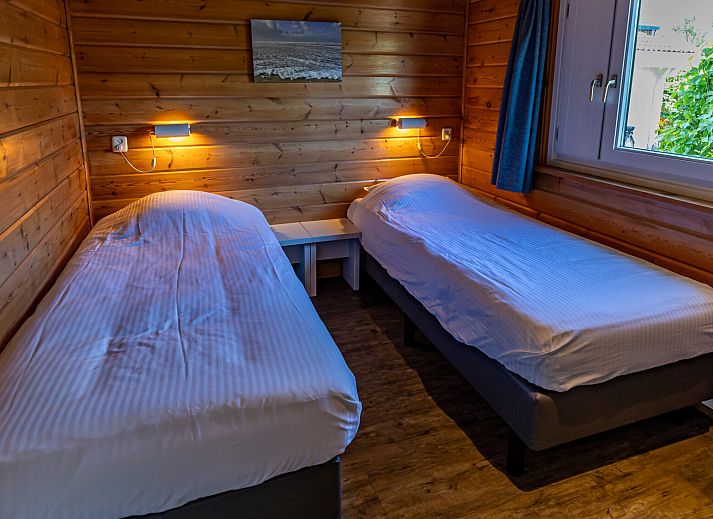 Finse Bungalow infrarood sauna in Hee, Terschelling met zonnig terras en groene omgeving op de Waddeneilanden.