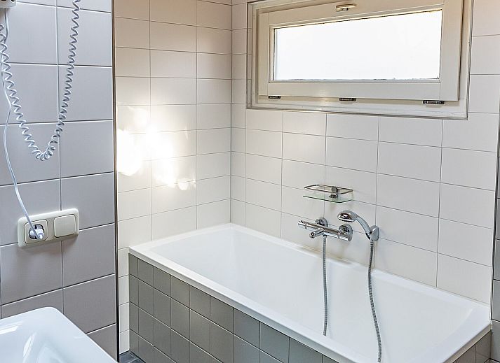 Finse Bungalow infrarood sauna in Hee, Terschelling met zonnig terras en groene omgeving op de Waddeneilanden.