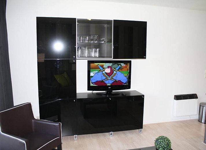 Slaapkamer in Appartement HELIOS - Amelander Kaap met ZWEMBAD, Hollum, Ameland, met modern interieur en comfortabele sfeer.