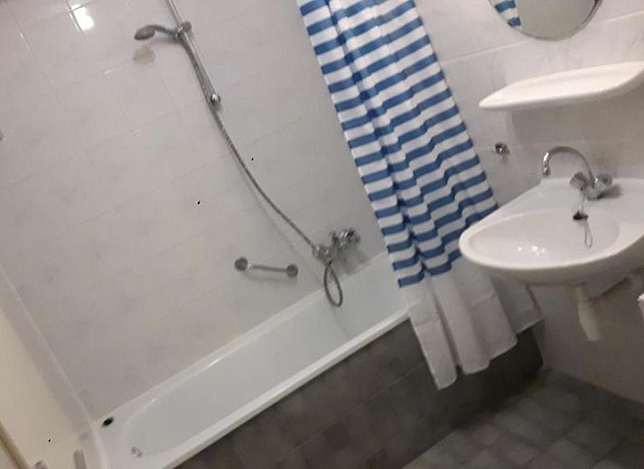 Slaapkamer in Appartement HELIOS - Amelander Kaap met ZWEMBAD, Hollum, Ameland, met modern interieur en comfortabele sfeer.