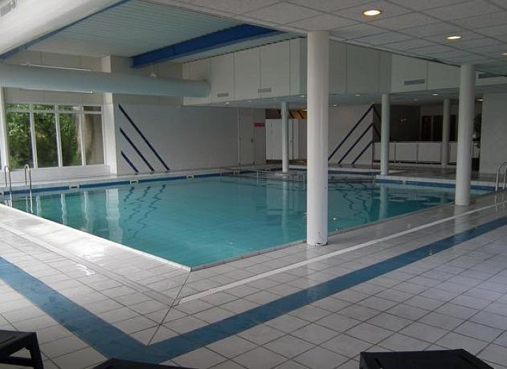 Slaapkamer in Appartement HELIOS - Amelander Kaap met ZWEMBAD, Hollum, Ameland, met modern interieur en comfortabele sfeer.