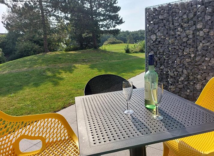 Badkamer in Appartement HELIOS - Amelander Kaap met ZWEMBAD, Hollum, Ameland, met moderne voorzieningen en frisse uitstraling.