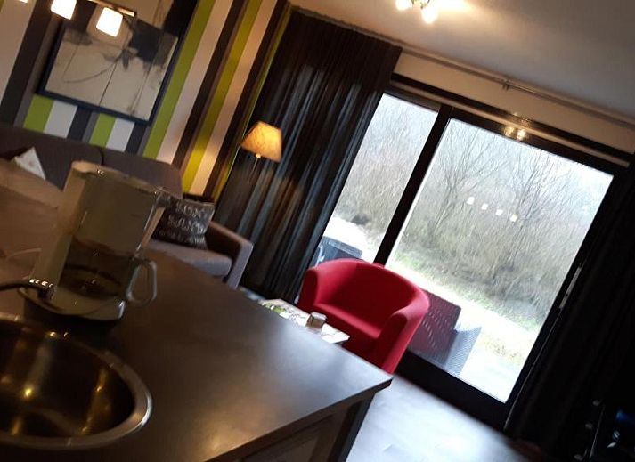 Badkamer in Appartement HELIOS - Amelander Kaap met ZWEMBAD, Hollum, Ameland, met moderne voorzieningen en frisse uitstraling.