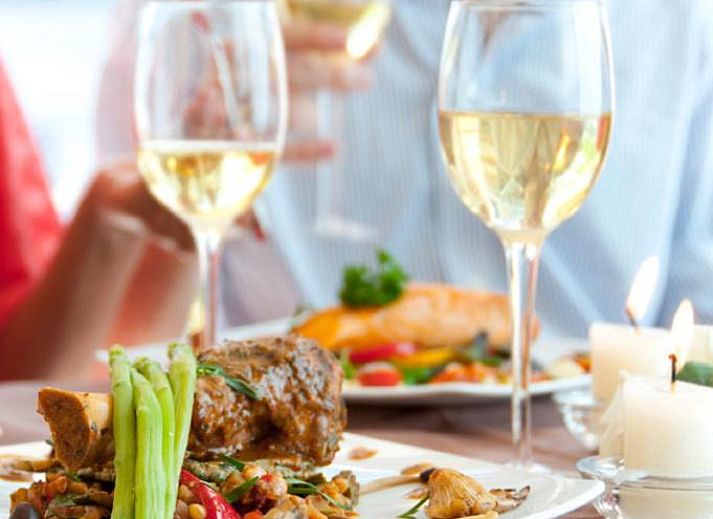 Badkamer in Appartement HELIOS - Amelander Kaap met ZWEMBAD, Hollum, Ameland, met moderne voorzieningen en frisse uitstraling.