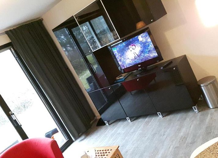 Badkamer in Appartement HELIOS - Amelander Kaap met ZWEMBAD, Hollum, Ameland, met moderne voorzieningen en frisse uitstraling.