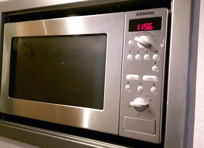 Binnenzwembad van Appartement HELIOS - Amelander Kaap met ZWEMBAD, Hollum, Ameland, ideaal voor ontspanning en plezier.