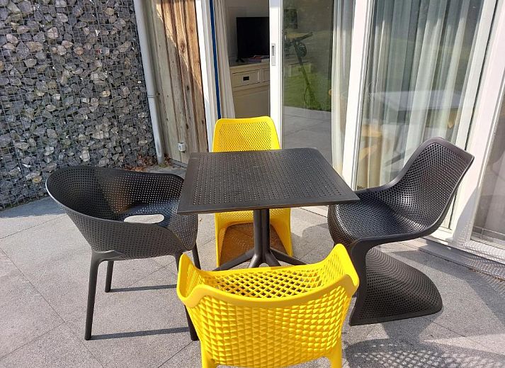 Binnenzwembad van Appartement HELIOS - Amelander Kaap met ZWEMBAD, Hollum, Ameland, ideaal voor ontspanning en plezier.