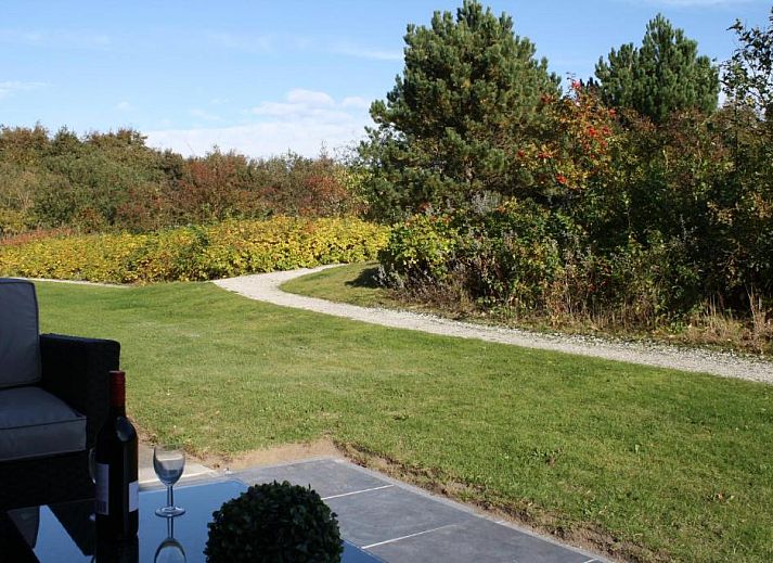 Keuken van Appartement HELIOS - Amelander Kaap met ZWEMBAD, Hollum, Ameland, met moderne apparatuur en gezellige eetruimte.