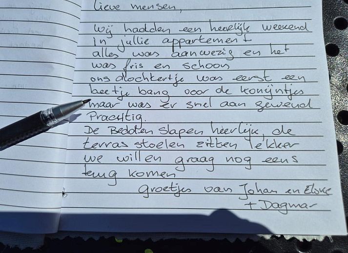 Modernes Badezimmer im Apartment APHRODITE, Hollum, Ameland, mit Dusche und Badewanne.