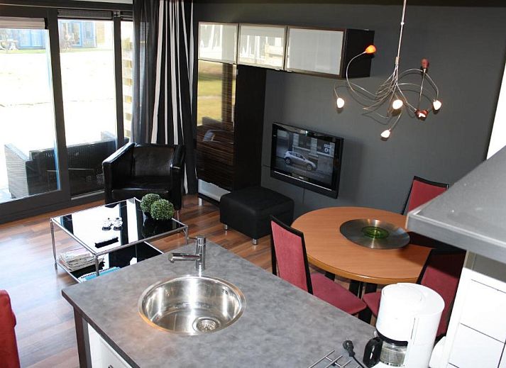 Modernes Badezimmer im Apartment APHRODITE, Hollum, Ameland, mit Dusche und Badewanne.