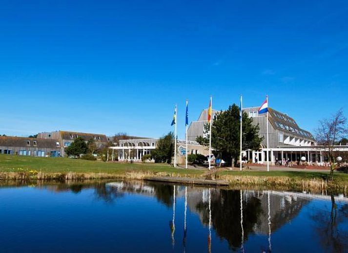 Apartment Amelander-Kaap TIME-OUT with SWIMMING POOL in Hollum, Ameland overlooking the pond and green surroundings.