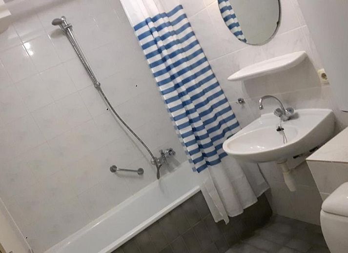 Luxury swimming pool in Apartment Amelander-Kaap TIME-OUT with SWIMMING POOL, Hollum, Ameland, perfect for relaxation and fun.