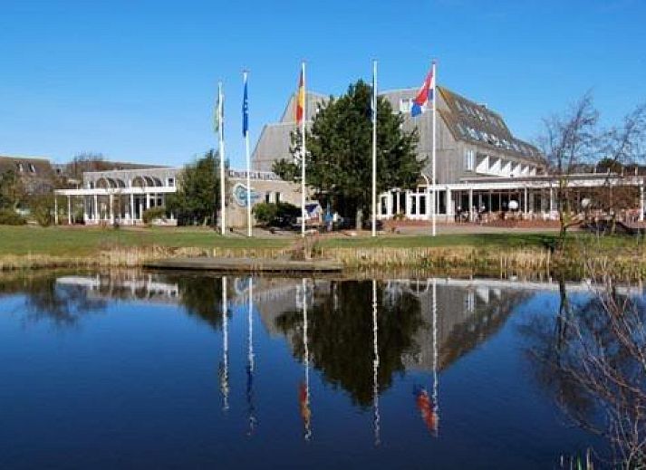 Cozy living room in Apartment Amelander-Kaap TIME-OUT with SWIMMING POOL, Hollum, Ameland, with cozy furnishings.