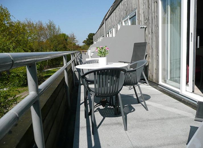 Modernes Badezimmer in Kaapshoff 32, Hollum, Ameland, mit geraeumiger Dusche.