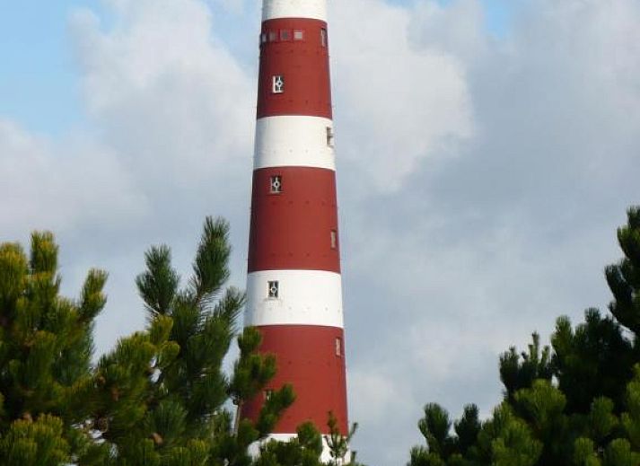 Modernes Badezimmer in Kaapshoff 32, Hollum, Ameland, mit geraeumiger Dusche.