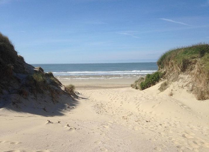 Modernes Badezimmer in Kaapshoff 32, Hollum, Ameland, mit geraeumiger Dusche.
