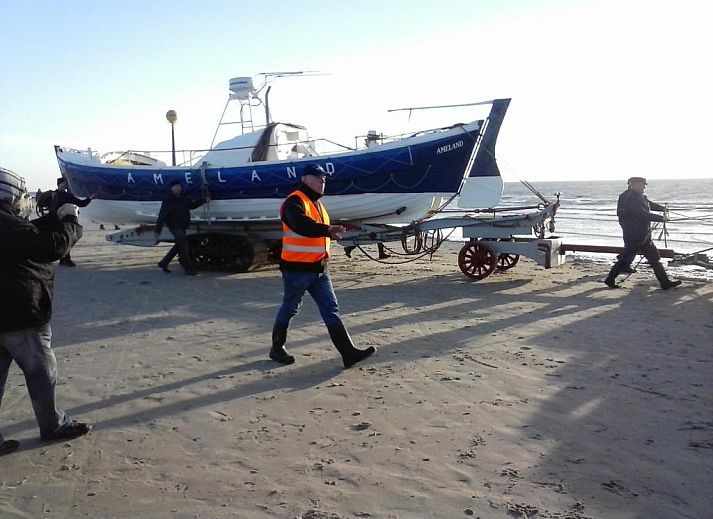 Modernes Badezimmer in Kaapshoff 32, Hollum, Ameland, mit geraeumiger Dusche.