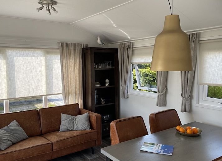 Chalet Wolkenpracht in Halfweg, Terschelling met zonnig terras en groene omgeving.