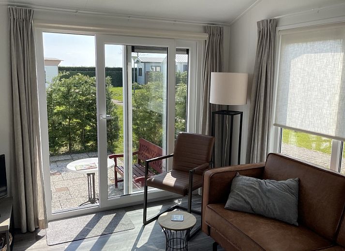 Chalet Wolkenpracht in Halfweg, Terschelling met zonnig terras en groene omgeving.