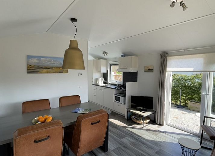 Chalet Wolkenpracht in Halfweg, Terschelling met zonnig terras en groene omgeving.