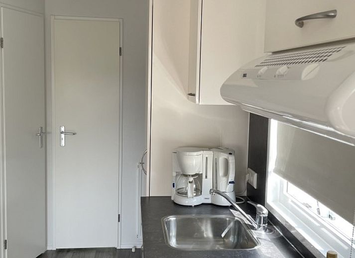 Voorzijde van vakantiehuis Wolkenpracht op de Waddeneilanden met grote ramen.