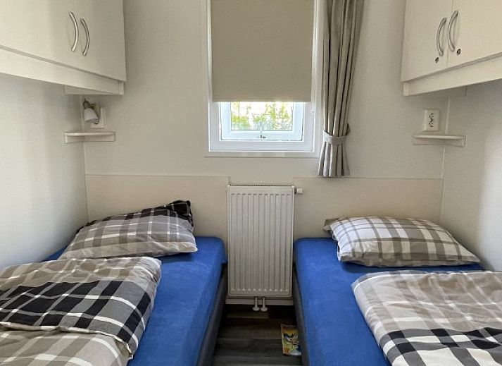 Voorzijde van vakantiehuis Wolkenpracht op de Waddeneilanden met grote ramen.