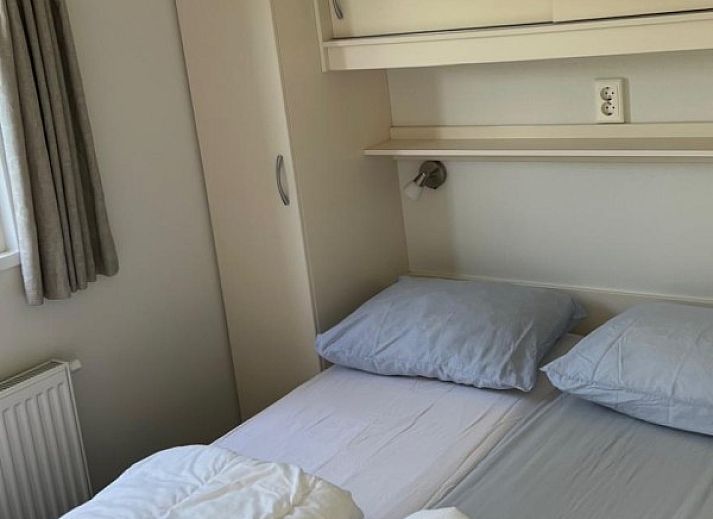 Voorzijde van vakantiehuis Wolkenpracht op de Waddeneilanden met grote ramen.