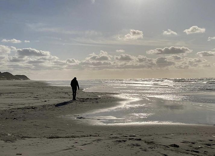 Lichte woonkamer van chalet Wolkenpracht met uitzicht op terras in Halfweg.