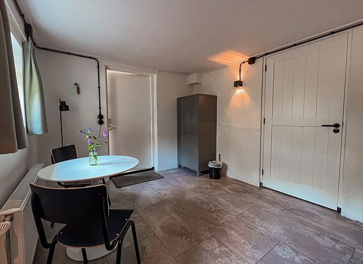 Buitenzijde van Huisje in Hoorn Terschelling, vakantiehuis omringd door dennenbomen op de Waddeneilanden.