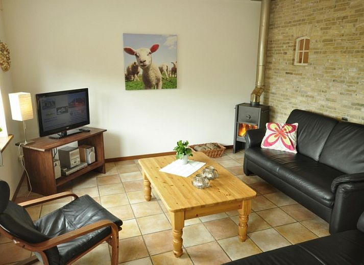 Buitenzijde van Appartementenboerderij de Hek Oost in Hoorn, Terschelling met terras en tuin.