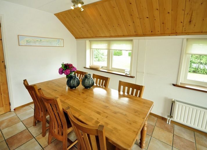 Buitenzijde van Appartementenboerderij de Hek Oost in Hoorn, Terschelling met terras en tuin.