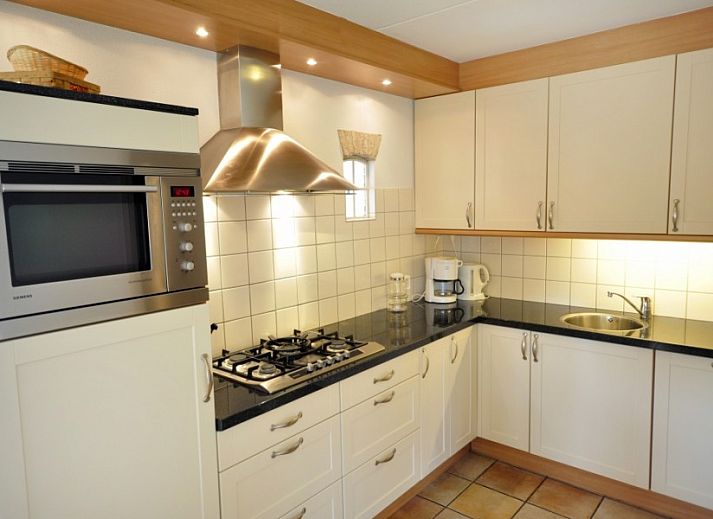 Buitenzijde van Appartementenboerderij de Hek Oost in Hoorn, Terschelling met terras en tuin.