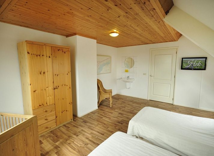 Buitenzijde van Appartementenboerderij de Hek Oost in Hoorn, Terschelling met terras en tuin.