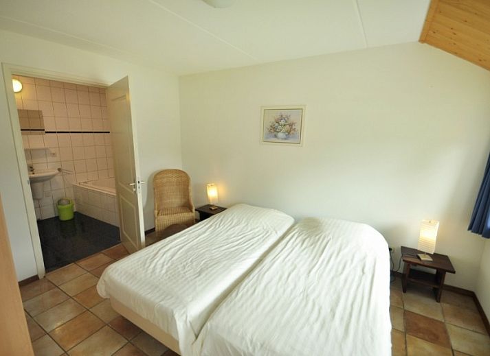 Gezellige woonkamer in Appartementenboerderij de Hek Oost, Hoorn, Terschelling met houtkachel.