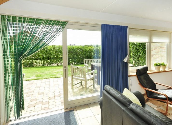 Gezellige woonkamer in Appartementenboerderij de Hek Oost, Hoorn, Terschelling met houtkachel.