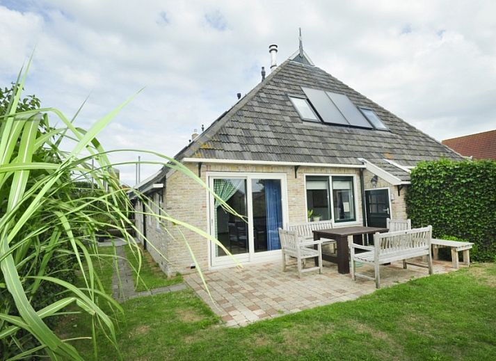 Gezellige woonkamer in Appartementenboerderij de Hek Oost, Hoorn, Terschelling met houtkachel.